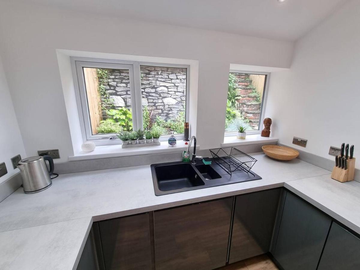 Modern 4-Bedroom Townhouse With Private Garden Abertillery Bagian luar foto