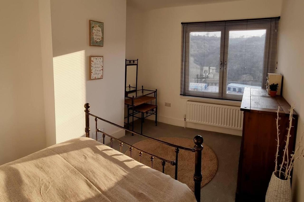 Modern 4-Bedroom Townhouse With Private Garden Abertillery Bagian luar foto