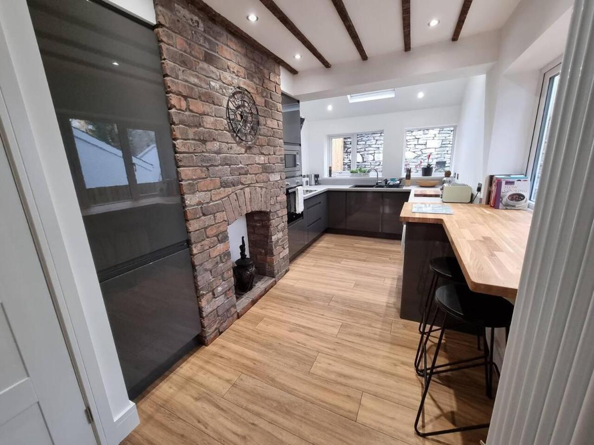 Modern 4-Bedroom Townhouse With Private Garden Abertillery Bagian luar foto