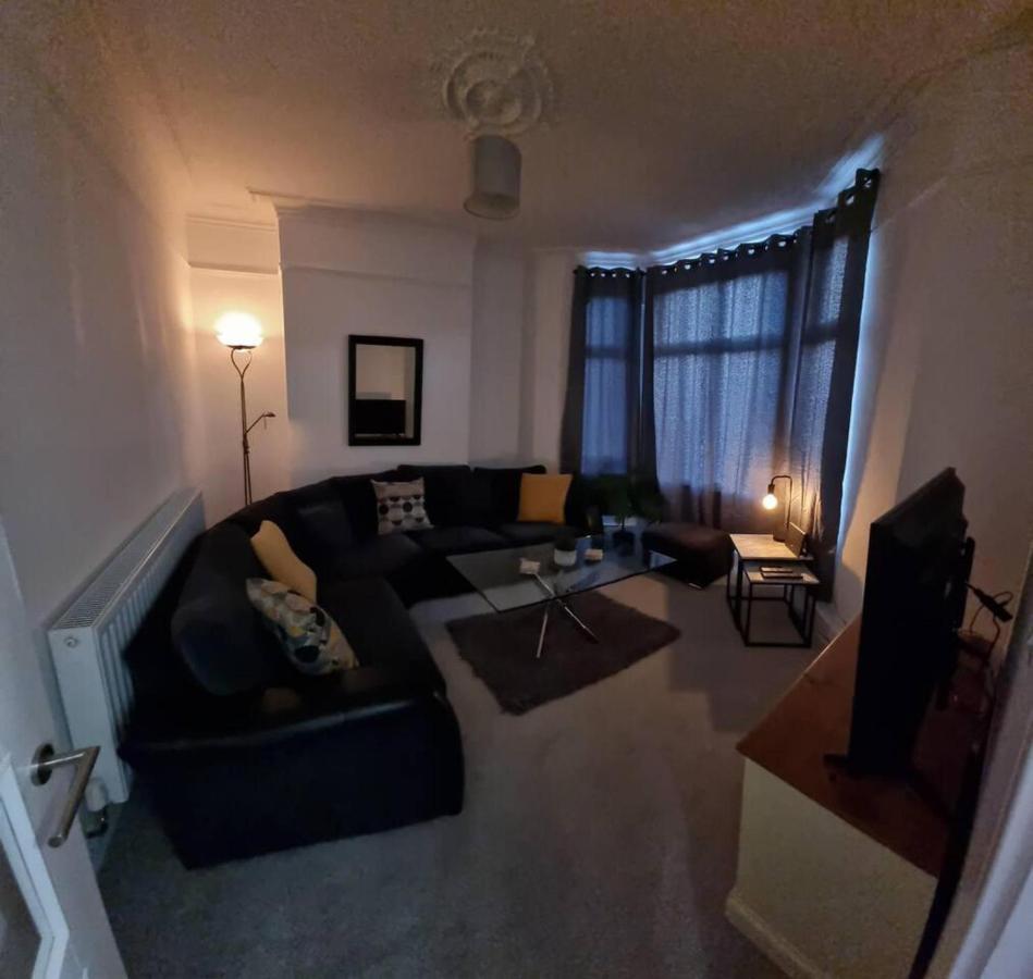 Modern 4-Bedroom Townhouse With Private Garden Abertillery Bagian luar foto