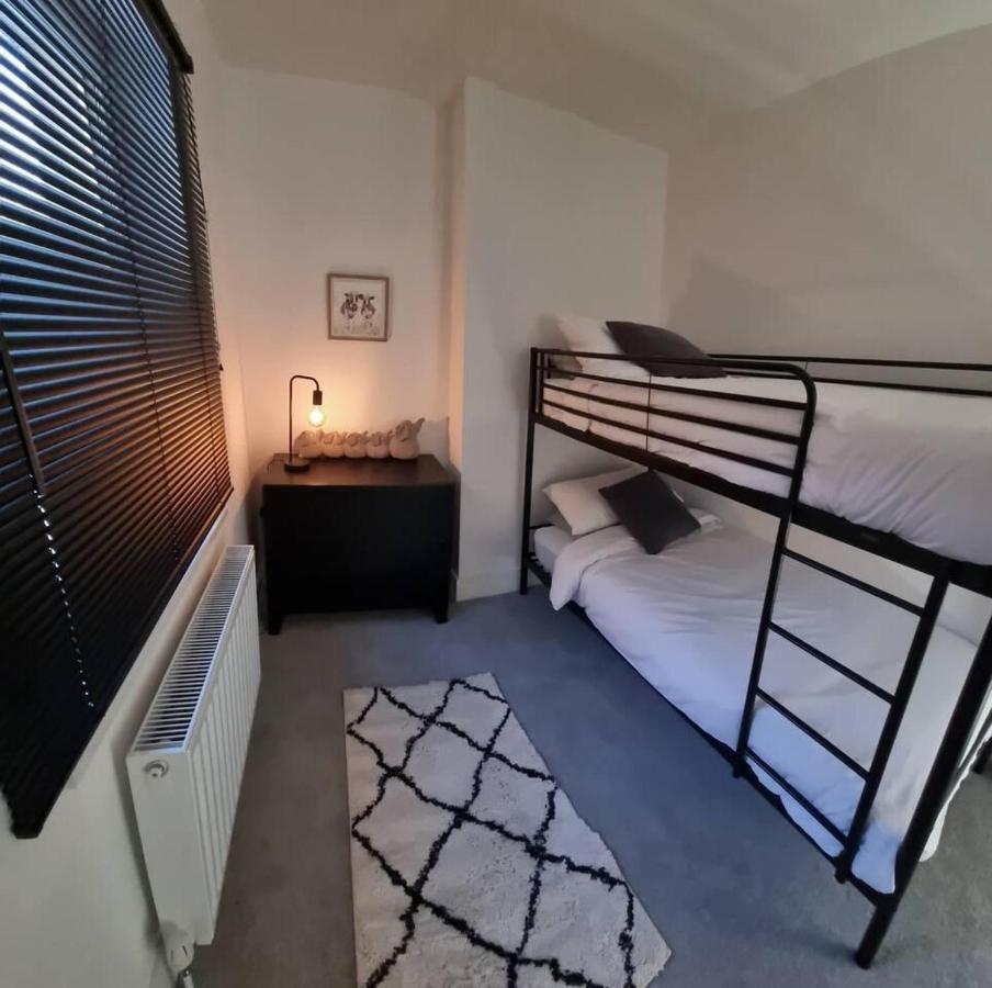 Modern 4-Bedroom Townhouse With Private Garden Abertillery Bagian luar foto